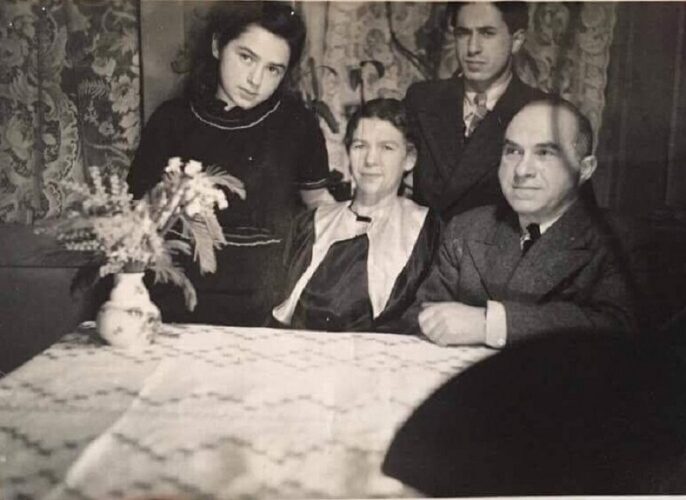 Margaret, Selma, John & Wilhelm Weisburger, St Etienne 1941 - A Story of their Flight from the Nazis